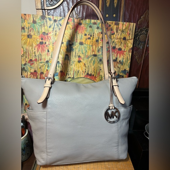 Michael Kors Grey Taupe Zipper Shoulder Bag Cream Straps 14.4”Lx11.5”Hx4”W - Picture 3 of 17